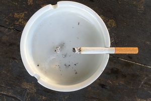 烟灰缸中香烟的高角度视图