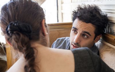 男人和女人有认真的谈话