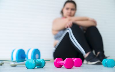 妇女在解决以后的地板