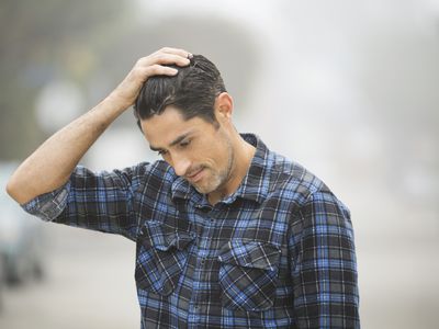 男人站在户外的肖像