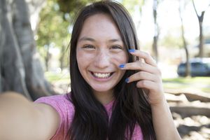 一个女人的微笑抑郁遮住她情绪上的痛苦。“class=