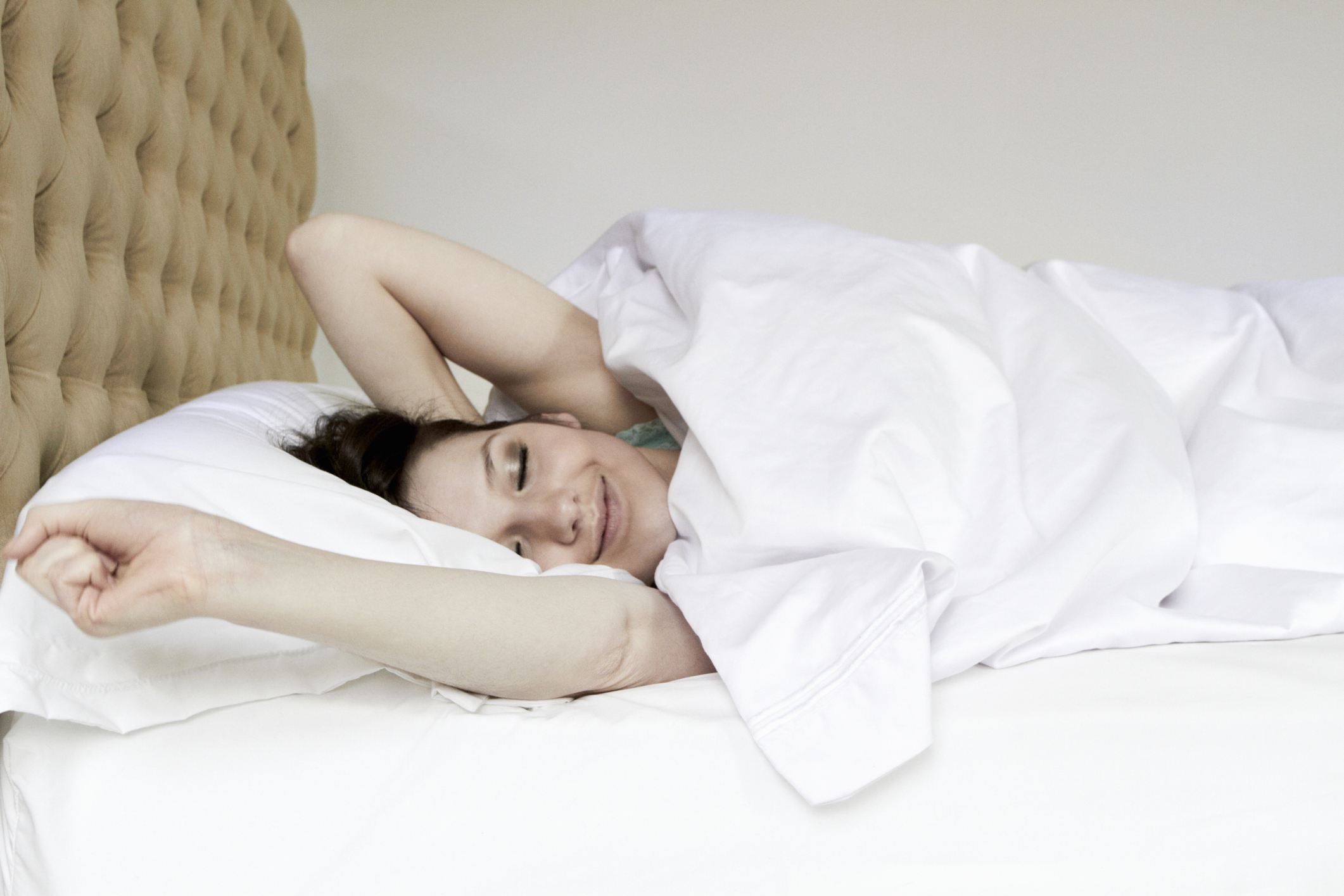 女人在床上伸懒腰