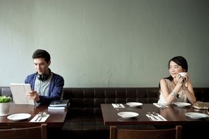 女人有兴趣开始与陌生人交谈。