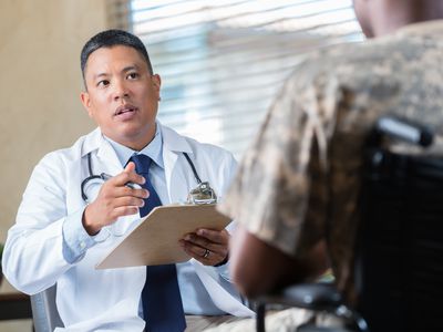 医生在预约期间对老兵进行评估