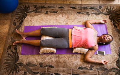 俯视图的女人躺在冥想