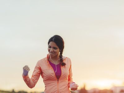运动衣物的愉快的妇女