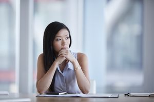 沉思的女商人在会议室里看向别处