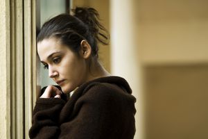 悲伤的女人思考