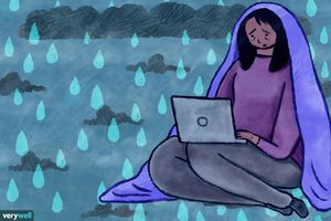 插图悲伤的女人在笔记本电脑上寻找在线抑郁症资源