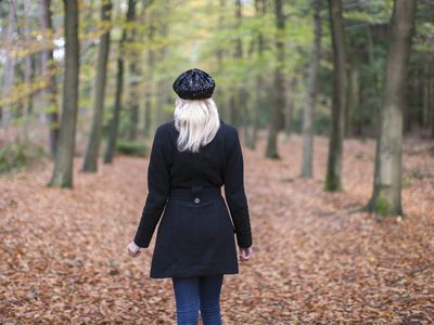 蠕虫an walking alone in the forest