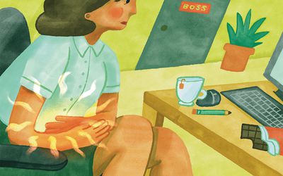 女人在工作，抱着他们的下腹部，因为他们正在从他们的时期经历痉挛。