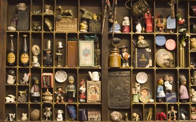 在显示的古董在伍斯特，伍斯特，伍斯特郡，英国的一家商店。