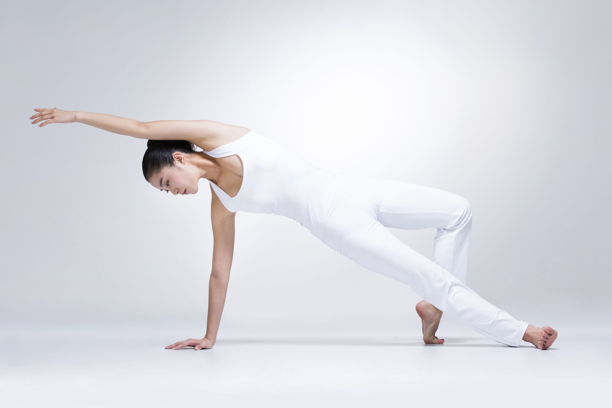 在瑜伽期间伸展的妇女