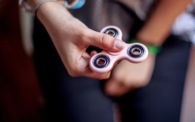 特写上女孩的手拿着狂燥微调