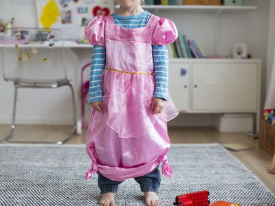 孩子穿着一件粉红色的梳妆衣服。