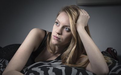 眺望远方的少妇