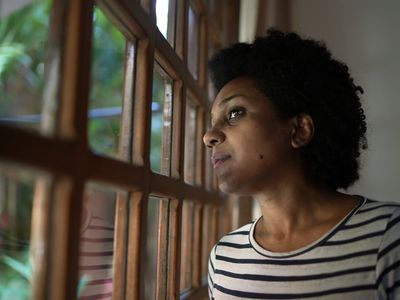 BIPOC移民向窗外看