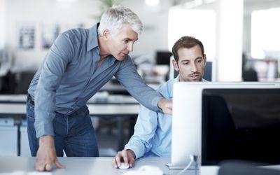 给他的同事一些指导