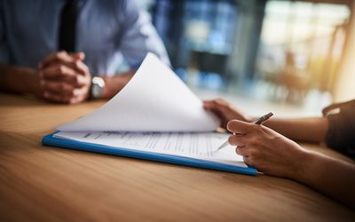 一个男人和女人一起在办公桌前完成文书工作的截图