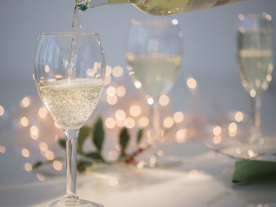 往玻璃杯里倒白葡萄酒