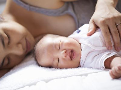 妈妈和宝宝在家放松。