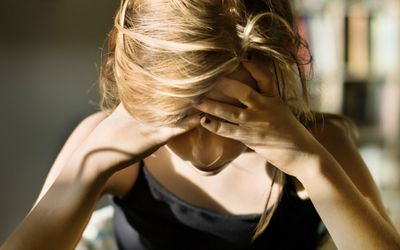 绝望的十几岁的女孩在空的板材