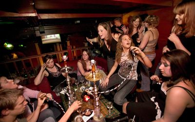 派对在水烟筒酒吧的年轻成人