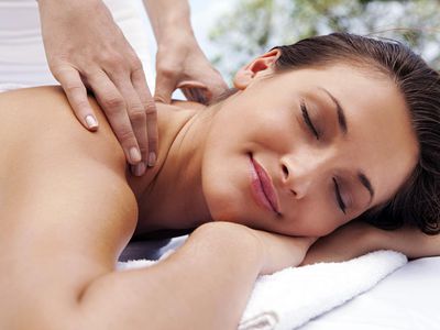 被按摩的妇女在spa户外