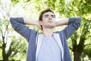 体贴的男人与他的头双手背后