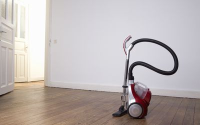 空房间里的吸尘器