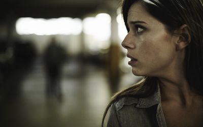 一个害怕地看着身后的女人