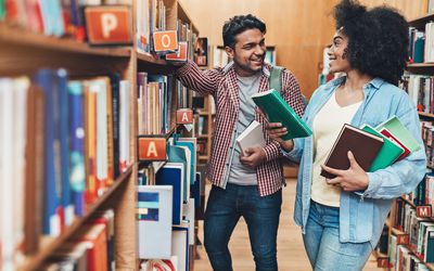 几个学生在图书馆里