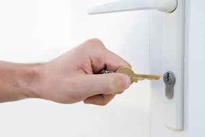 男人把钥匙放入锁