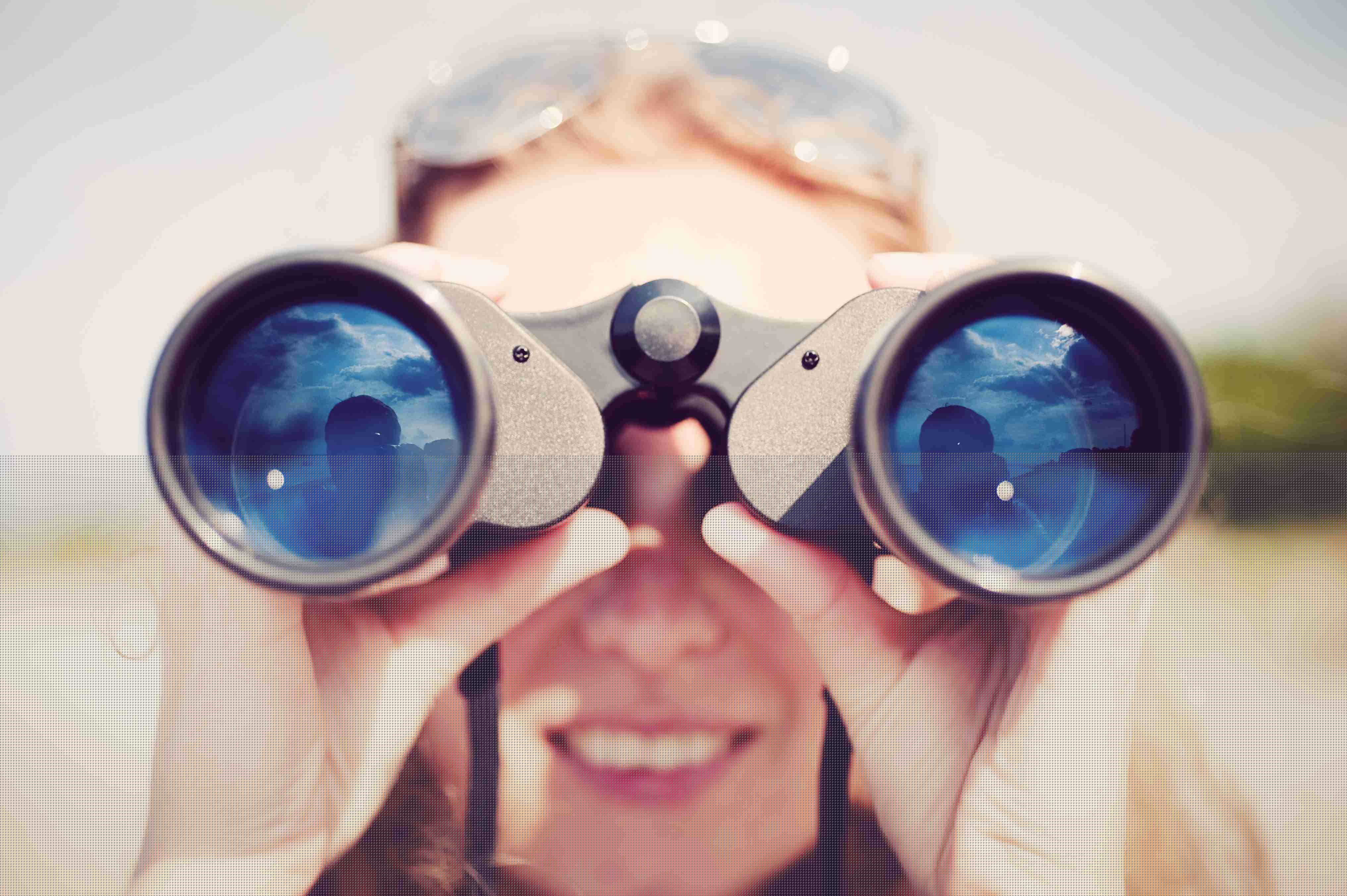 女人通过双筒望远镜