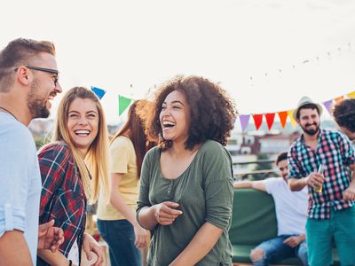 一群年轻人在屋顶聚会上谈笑风生。