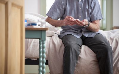 老人服药在床上