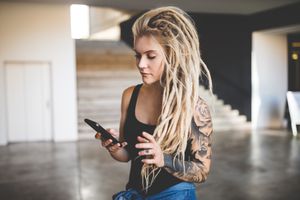 白衣女子辫子。