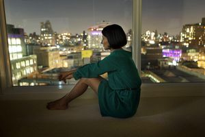 晚上，女人望着窗外的风景