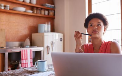 在厨房的桌子女人思维