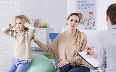 问题儿童和绝望的母亲在心理中心