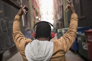 有胳膊的人在都市胡同举