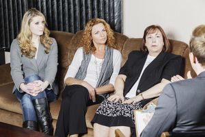 一群妇女与顾问交谈