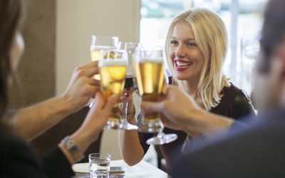 女人和朋友喝啤酒