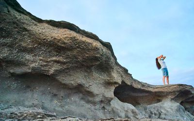 站立在岩层的妇女
