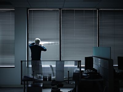 看通过闭合的窗帘的商人