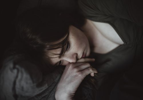 躺下的白妇女出现哀伤