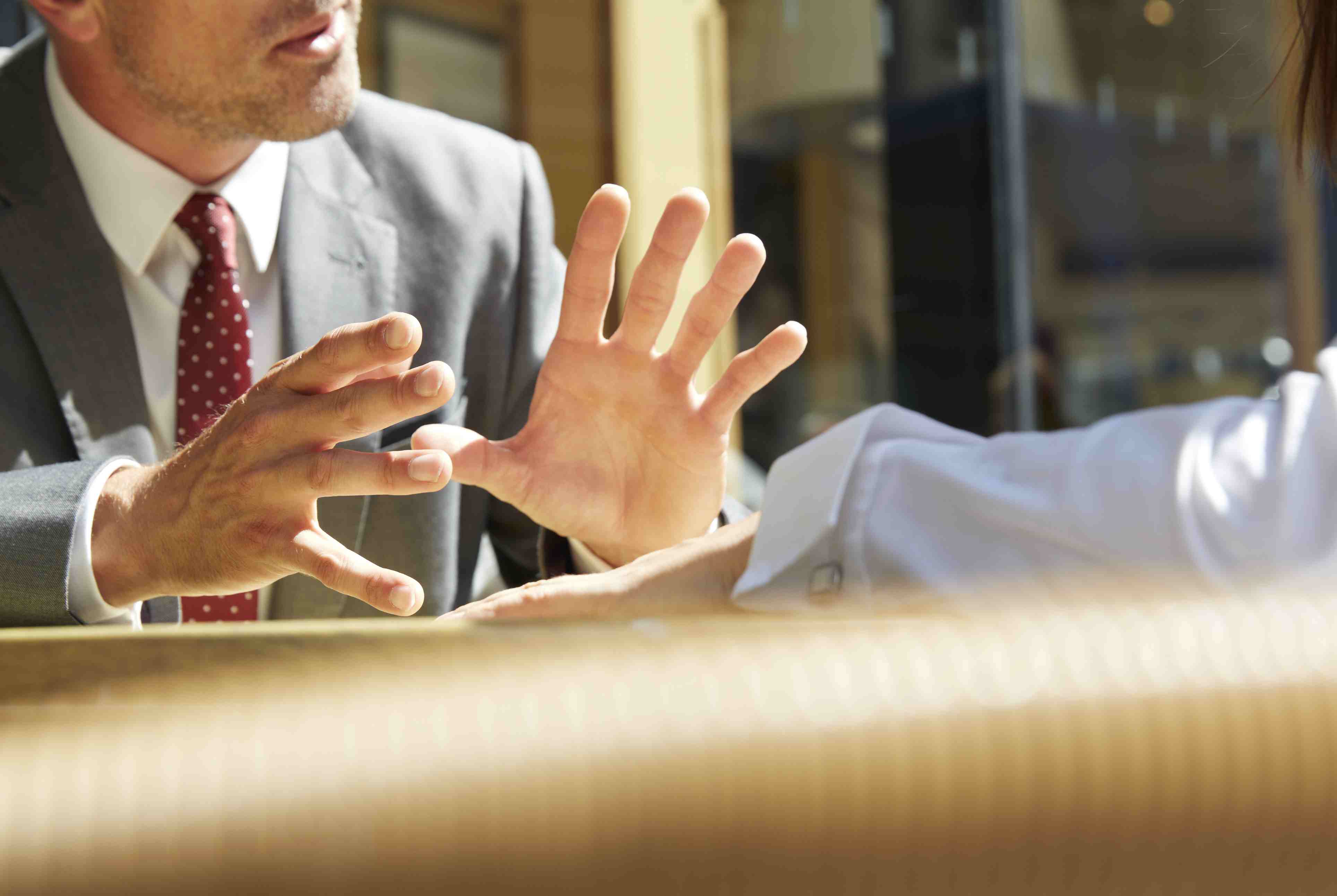 男人谈话用他的手