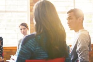 男人在小组治疗中聆听