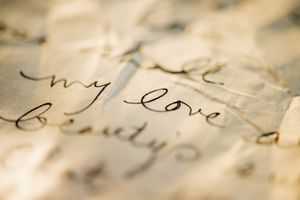 仿羊皮纸上的古老情书的特写