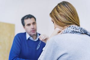 和治疗师谈论心理咨询和心理治疗的女人